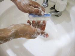 次に手洗い。専用のブラシを使って爪の先まで時間をかけてキレイに洗います。